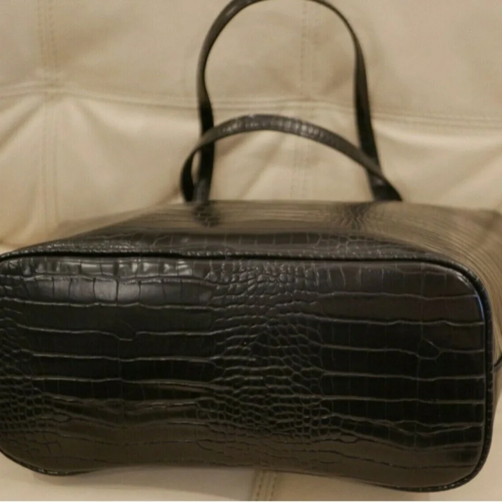 BEBE Black Faviola Stamped Croco Tote Purse w/Matching Pouch. EUC